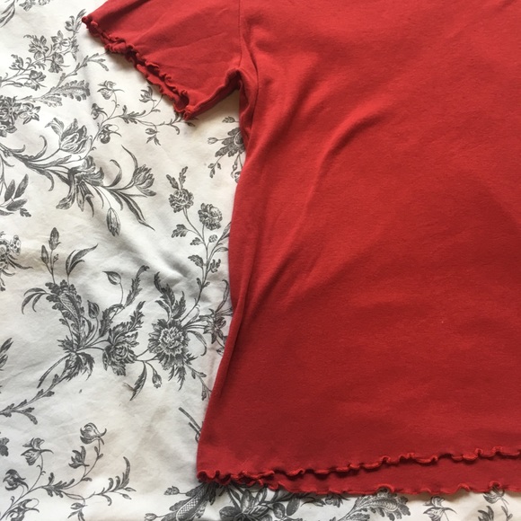 Brandy Melville Lettuce Hemmed T-Shirt - Picture 4 of 4